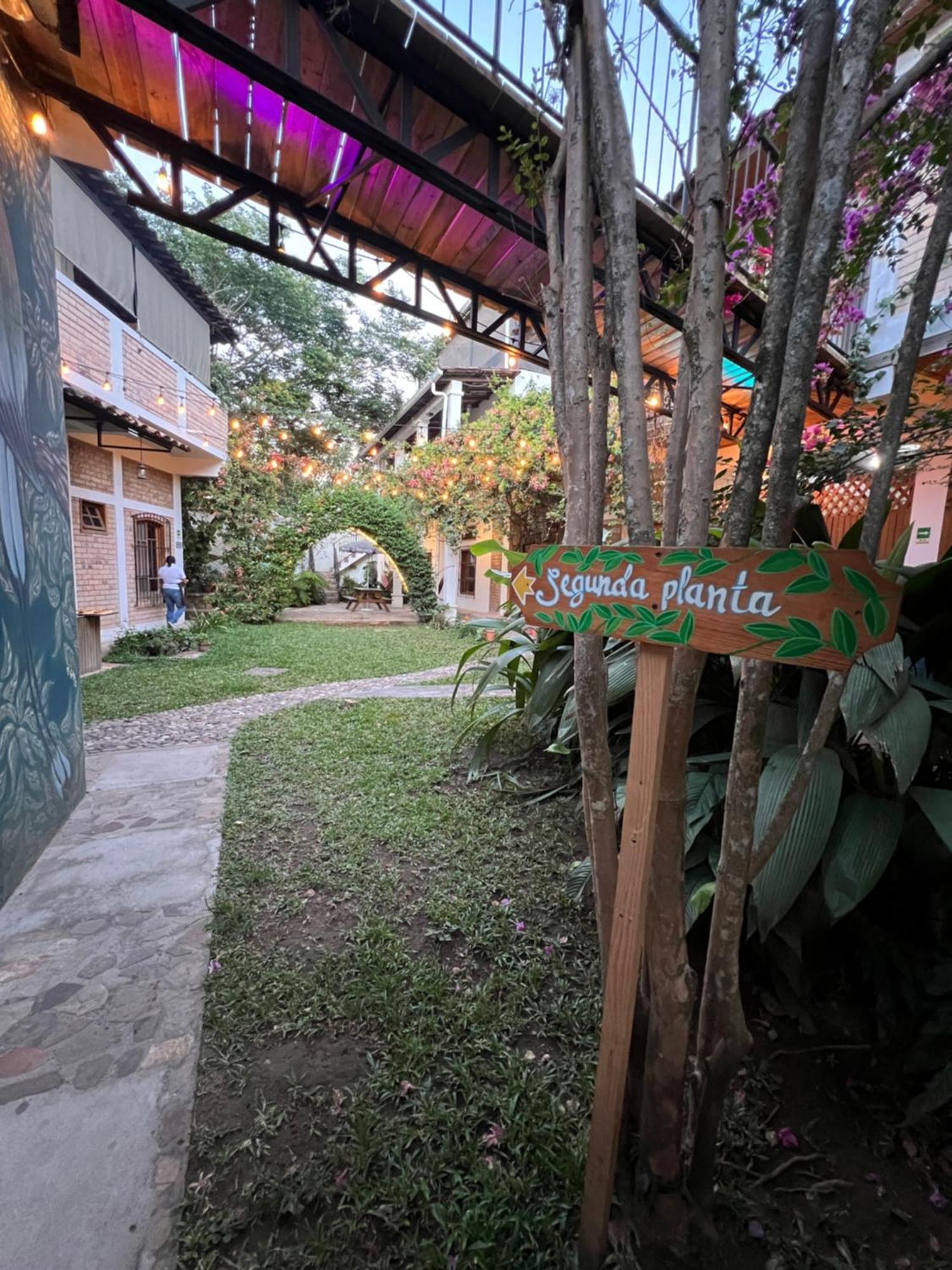 Jardin Cafe Hotel & Restaurant Грасиас Екстериор снимка