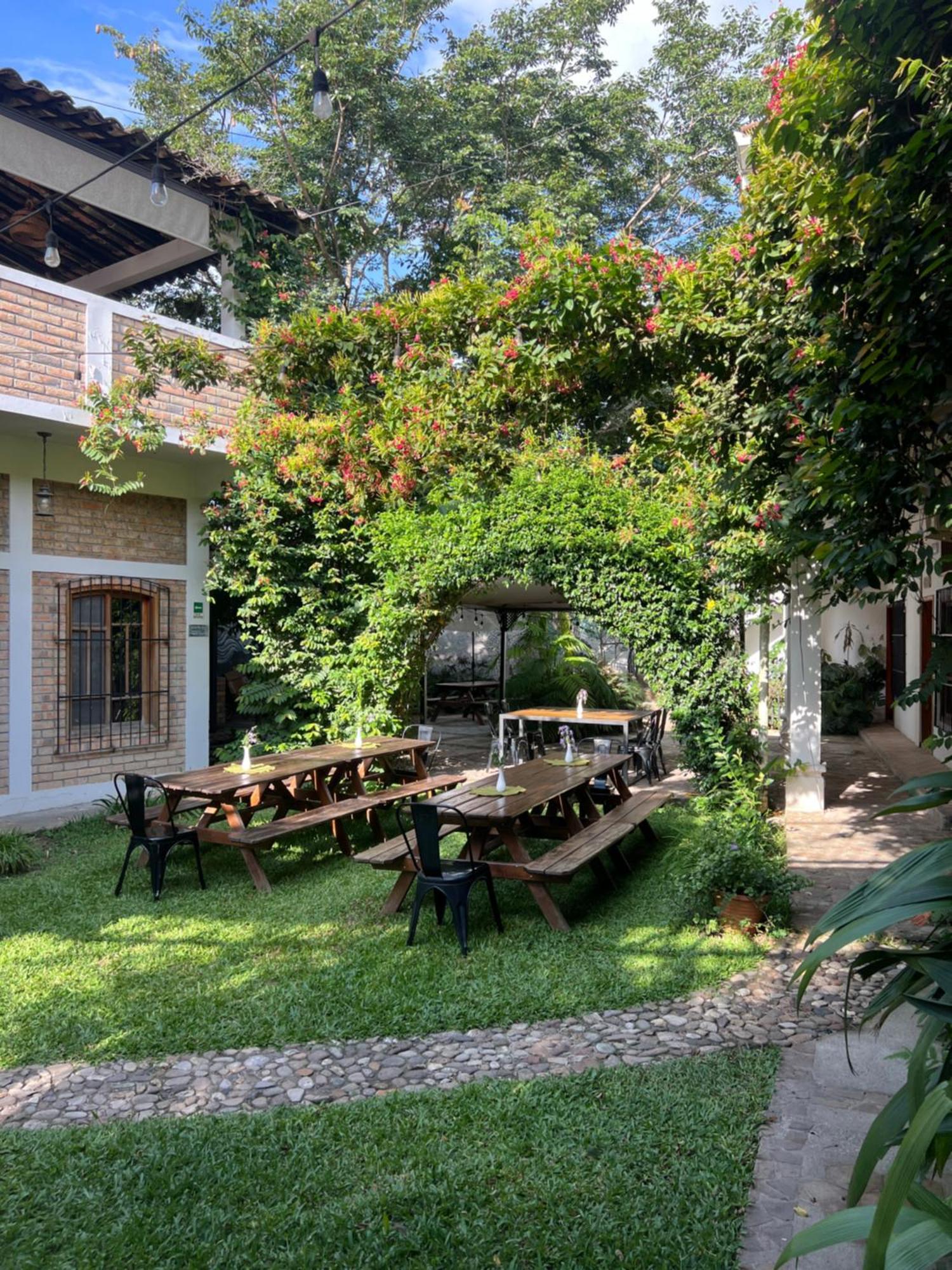 Jardin Cafe Hotel & Restaurant Грасиас Екстериор снимка